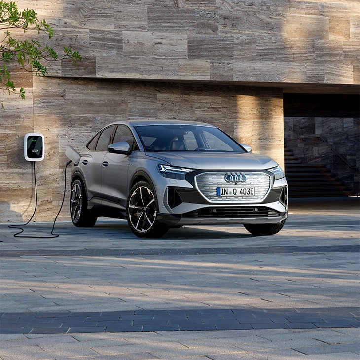 Foto de un coche SUV eléctrico de Audi listo para configurar.