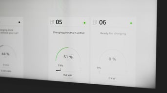 Digitalanzeige zeigt aktiven Ladevorgang mit 51 % Batteriestand und 156 kW Ladeleistung an.
