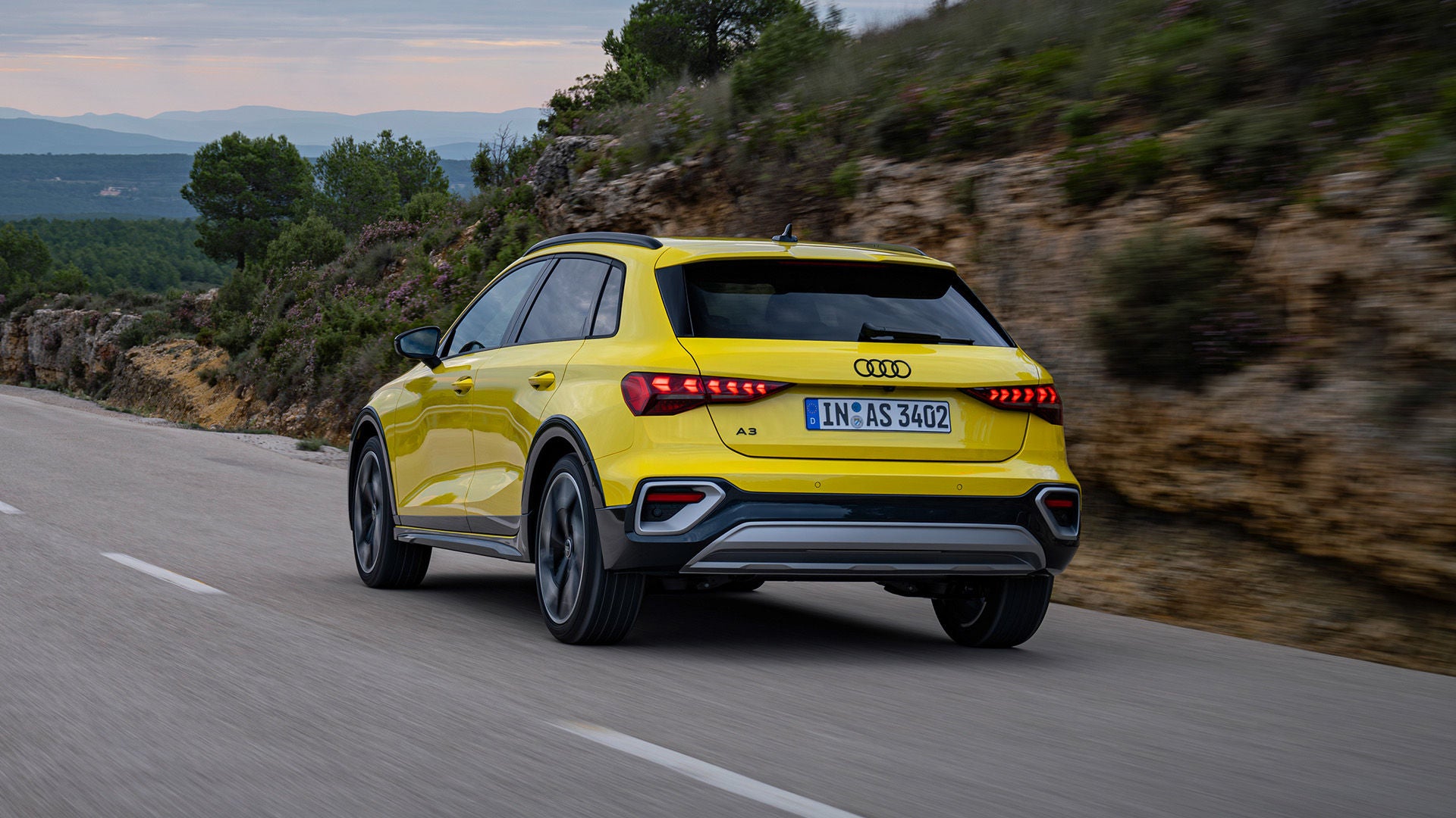 Foto de los trabajos de mantenimiento adicionales en la inspección de un coche híbrido enchufable a los 12 años o 180.000 km. 