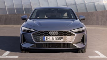 Die A5 Limousine steht im Frontprofil auf einem Parkplatz.