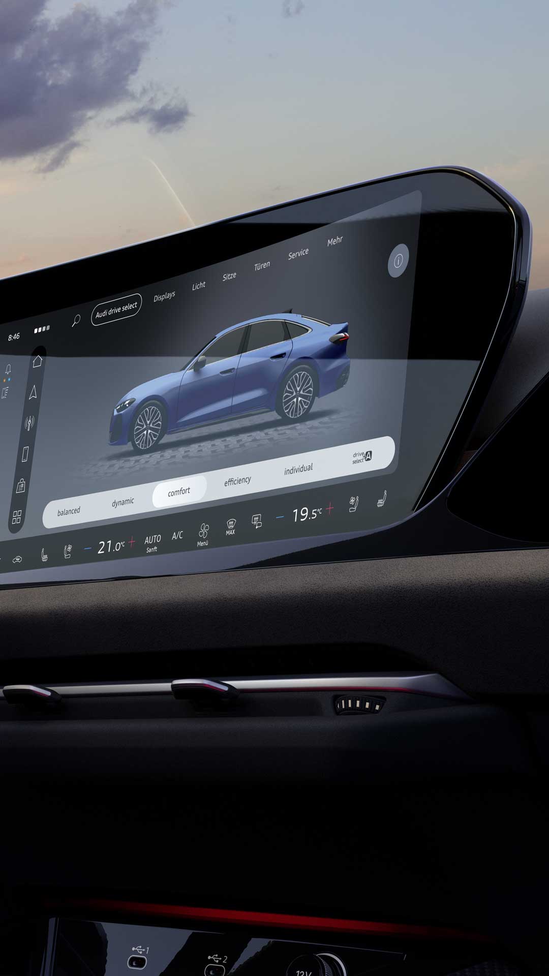 Innenraum und Cockpit des S5 Avant aus Beifahrerperspektive. Der Innenraum leuchtet in orangenem Ambiente Licht. 