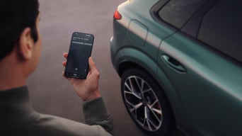 Foto de la atención al cliente sobre servicios digitales y myAudi.  