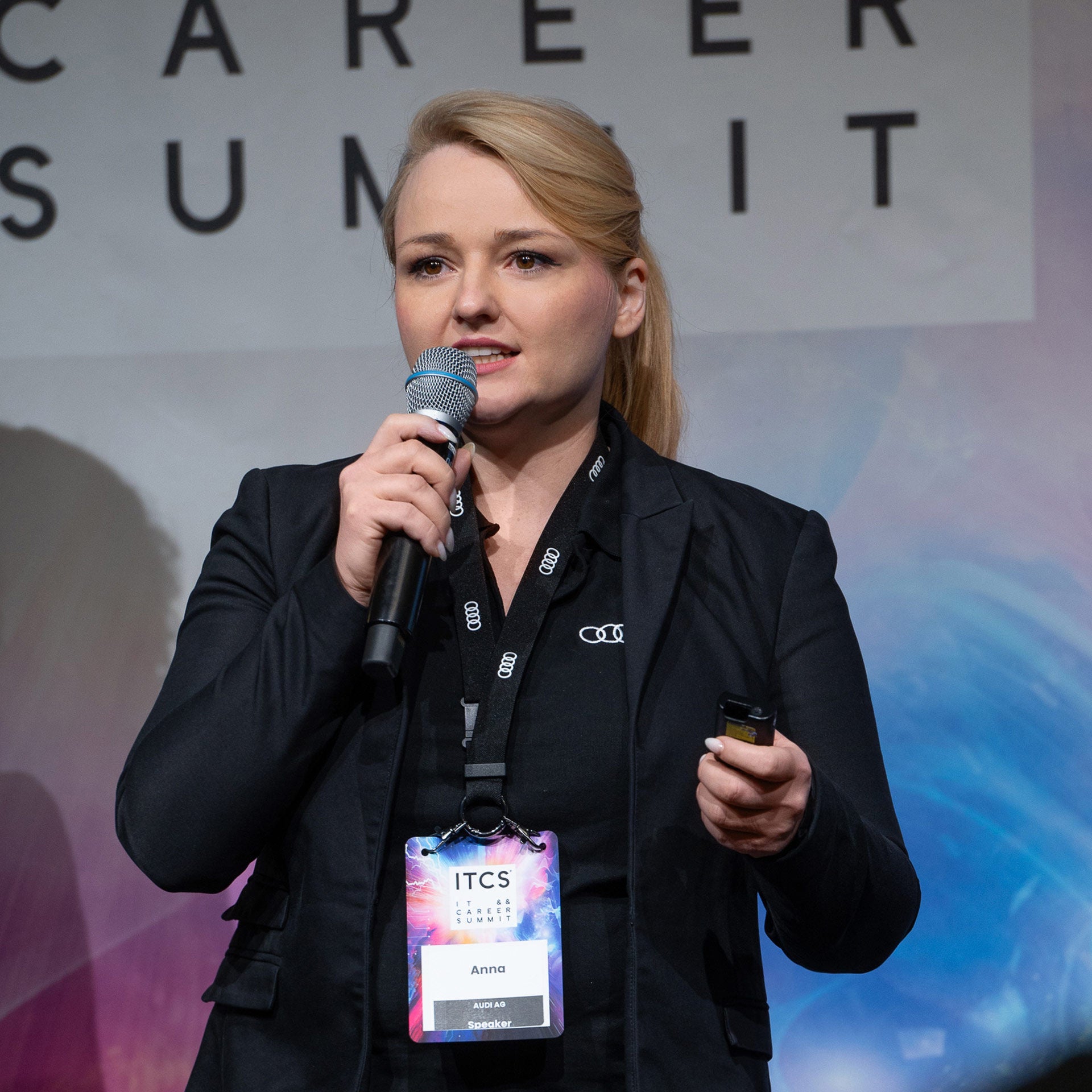 Anna Vogt hält eine presentation 