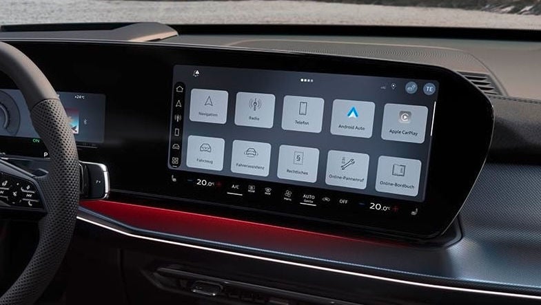 Il cruscotto dell’Audi è dotato di uno schermo di infotainment prominente che visualizza diverse funzioni e applicazioni della vettura come navigazione, radio e le impostazioni dell’Audi. Il climatizzatore è integrato digitalmente nel display, con impostazioni della temperatura e tasti per climatizzazione, retro, max, auto e off. Il cruscotto comprende anche comandi fisici sul volante, illuminazione perimetrale e un display più piccolo che indica la velocità e la marcia dell’Audi.