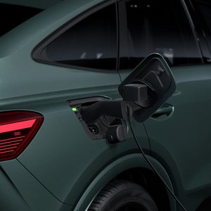 Close-up van rechtsachter, waarop de open oplaadpoort van de Audi Q4 Sportback e-tron te zien is.