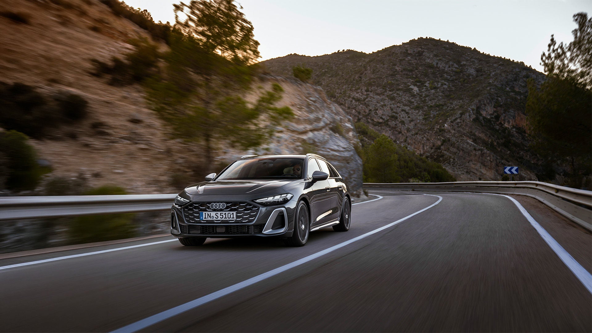 Un Audi S5 Avant en una carretera. 