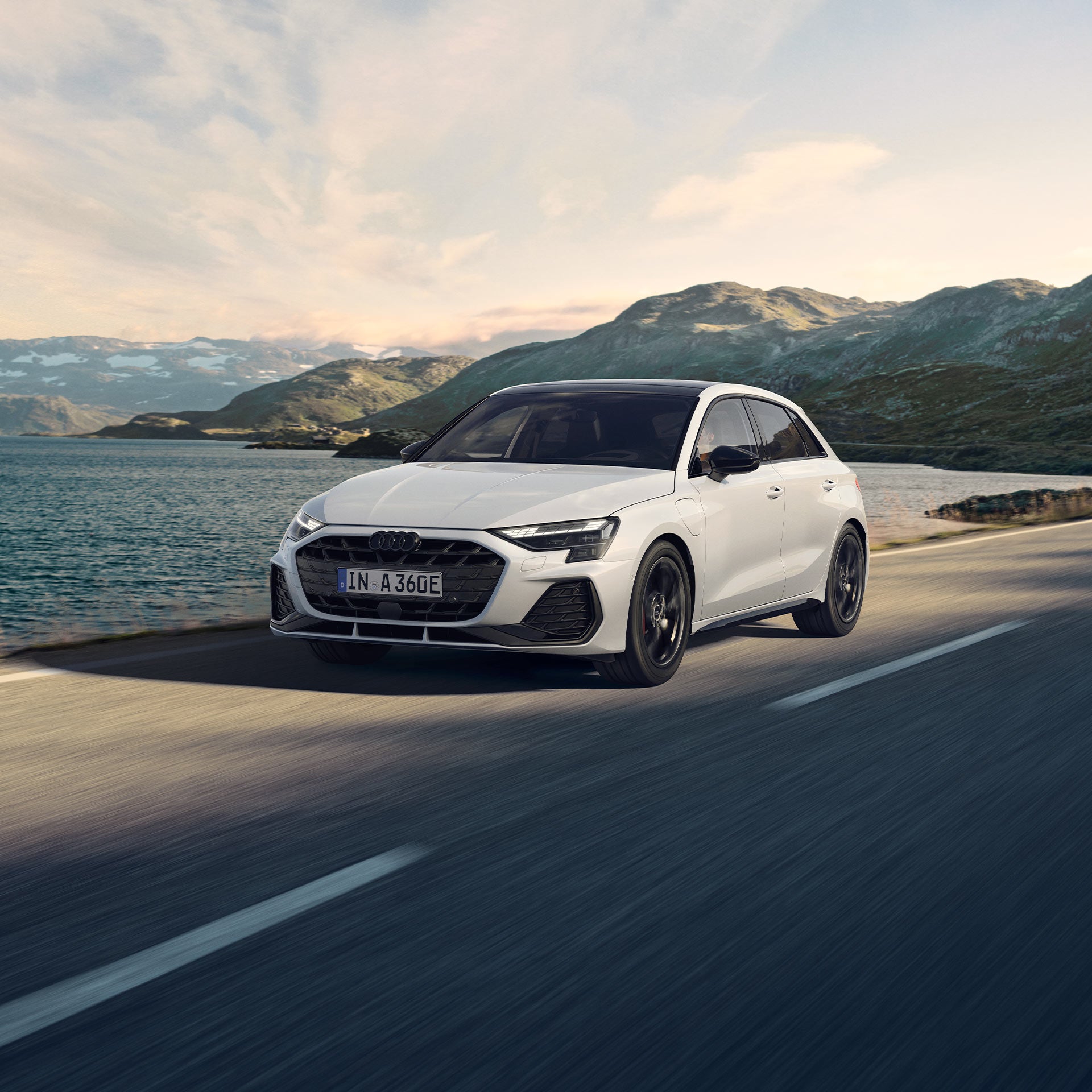 Audi A3 Sportback TFSI e kör på en väg.