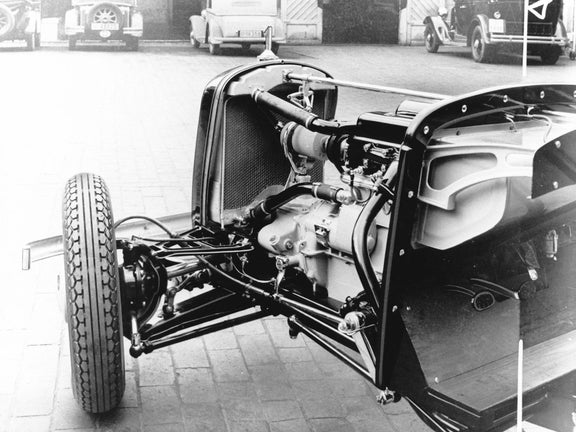 Schwarz-weiß-Aufnahme vom Inneren der Motorhaube