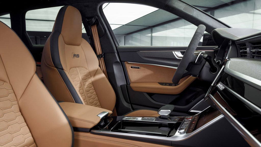 Audi RS 6 Avant mit einer Individuallackierung in Cognacbraun.