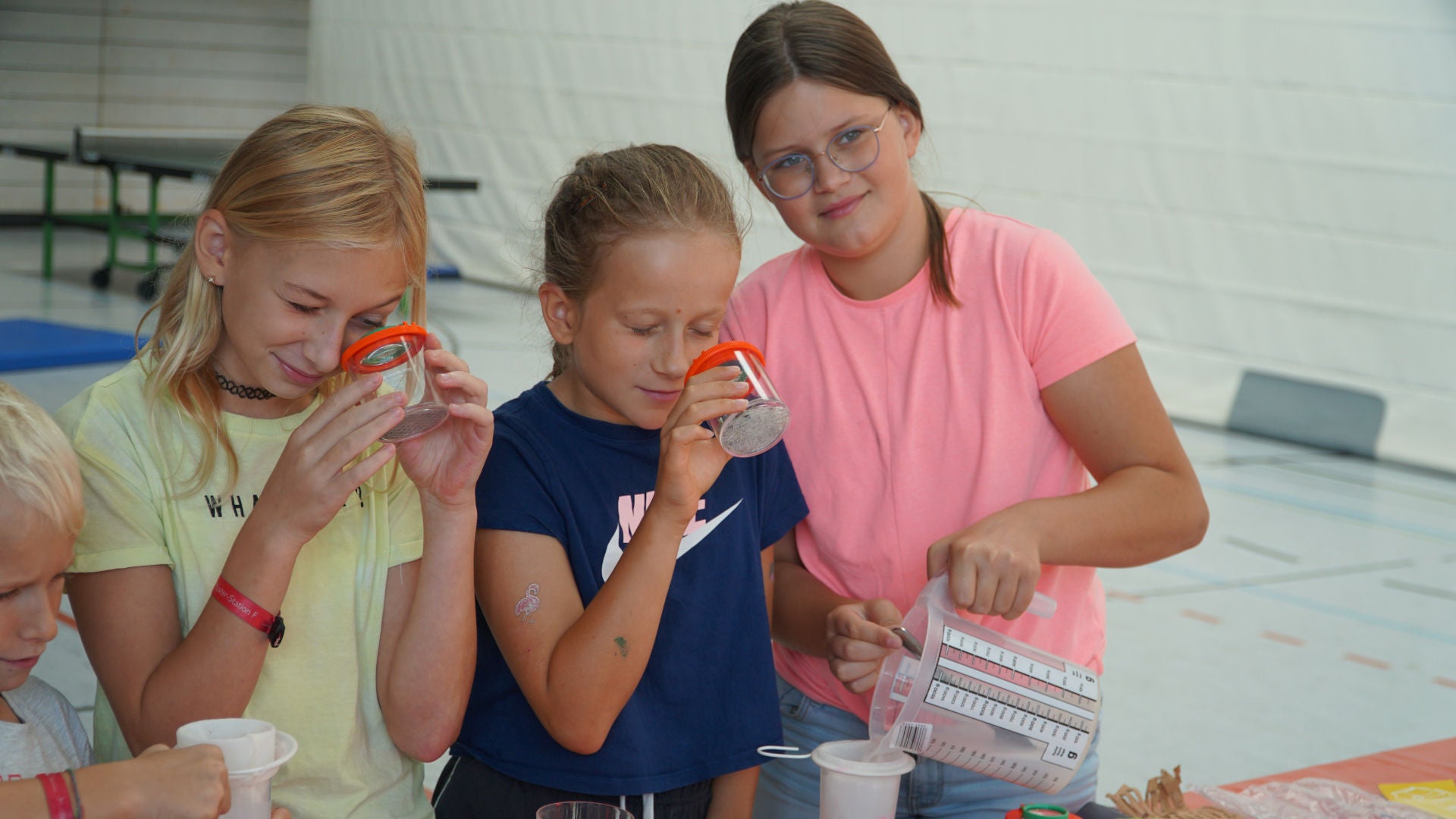 Drei Kinder mit Lupengläsern