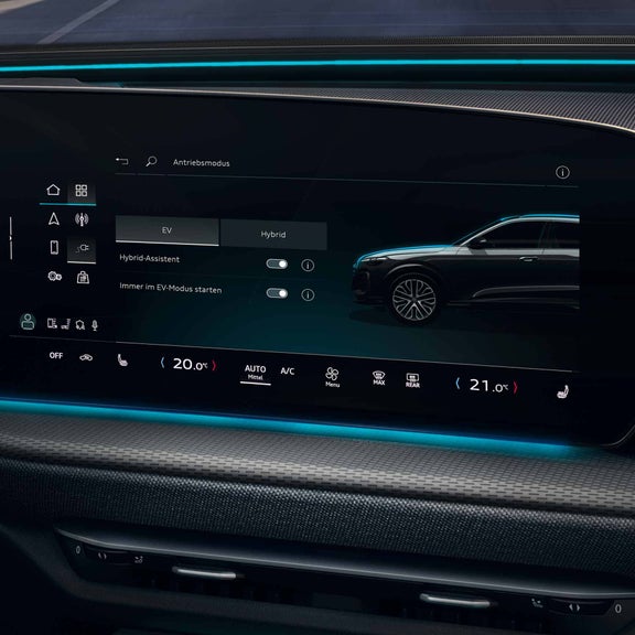 Das Display zeigt die manuell wählbaren Fahrmodi. Das Ambient-Lichtpaket leuchtet blau.