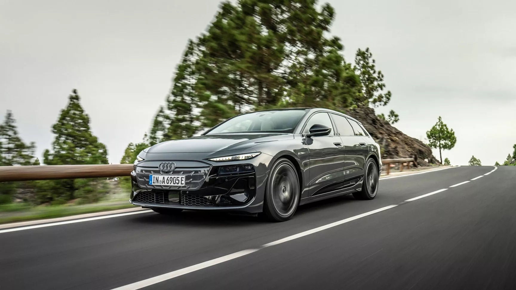 Audi e-tron GT wird an IONITY Ladesäule geladen