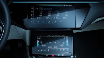 Wetteranzeige für Tiergarten, Berlin im Zentraldisplay, darunter digitale Steuerung der Klimaanlage auf 21 °C eingestellt.