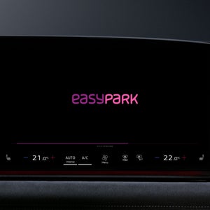 Close-up van een display in het interieur van het voertuig.  Het EasyPark-logo wordt groot weergegeven.