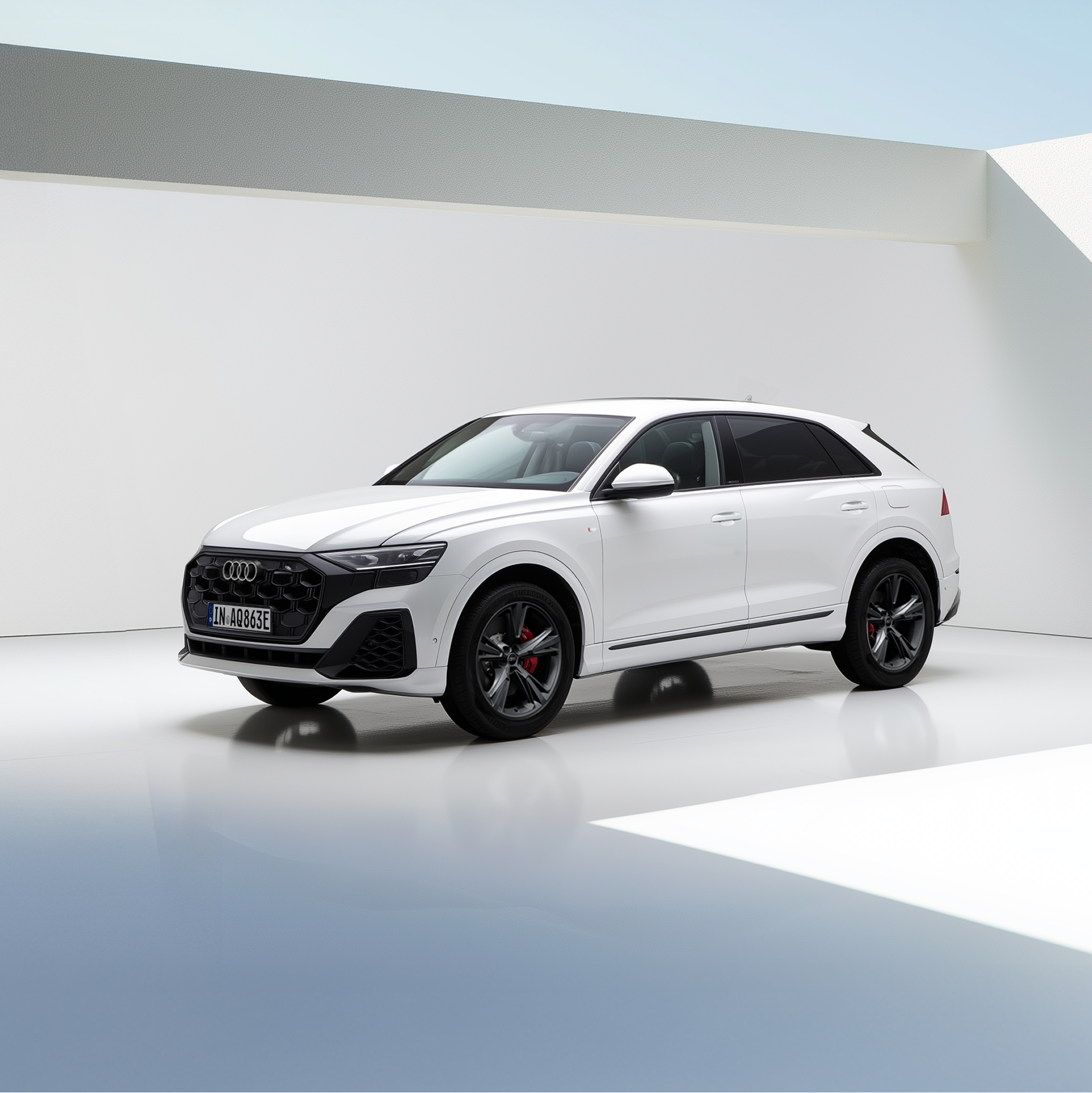 Ein weißer Q8 SUV tfsi e R fährt auf einer Landstraße im Morgengrauen