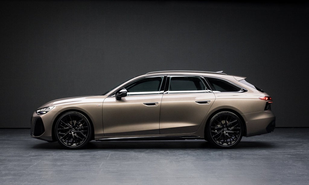 Seitenansicht des Audi A6 Avant in Studioumgebung.