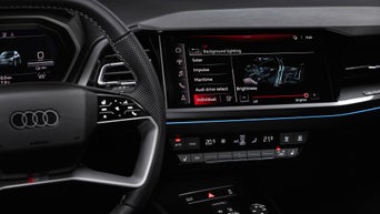 Digitalanzeige im Audi zeigt Innenraum-Beleuchtungsoptionen und Einstellregler für Helligkeit.