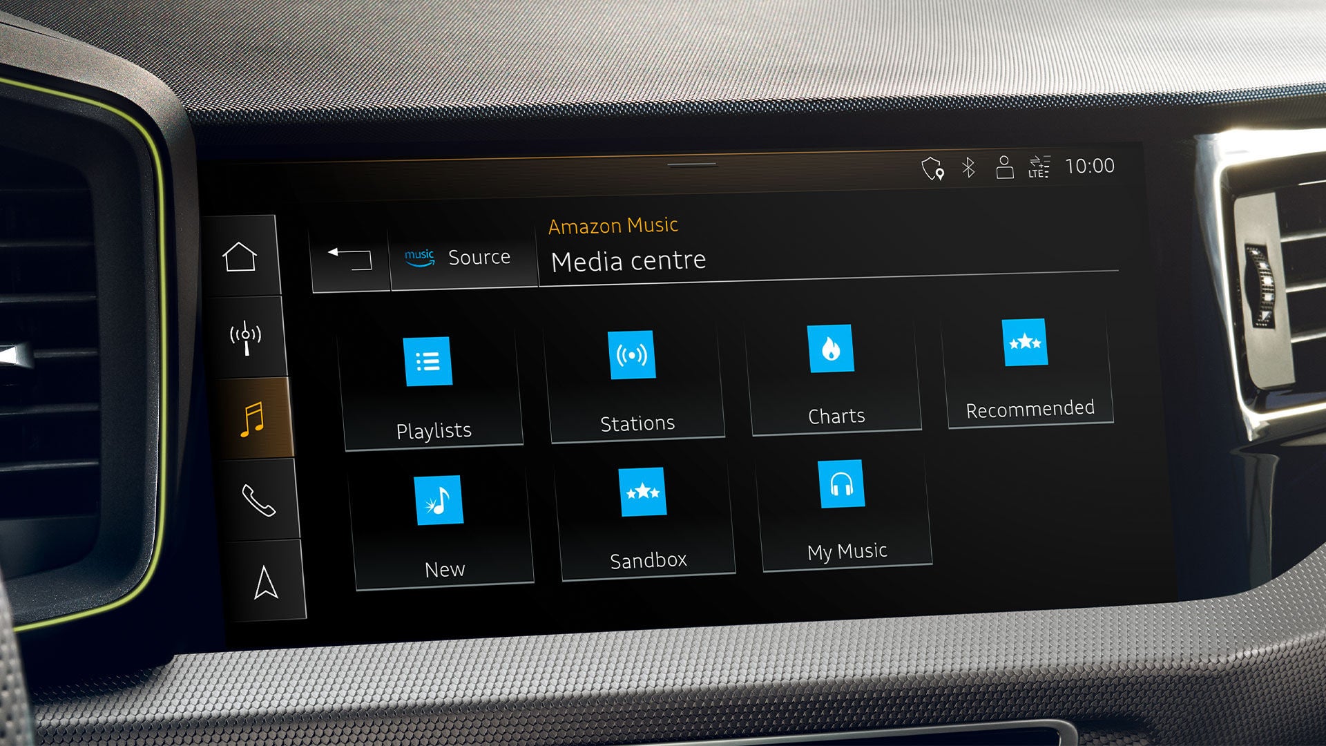 Multimediadisplay im Auto mit Amazon Music-Menü und Auswahl wie Playlists, Charts, Stations und My Music.
