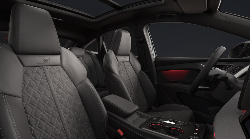 Een blik op het interieur van de Audi Q4 Sportback e-tron, met de cockpit, de voorstoelen en de achterbank.