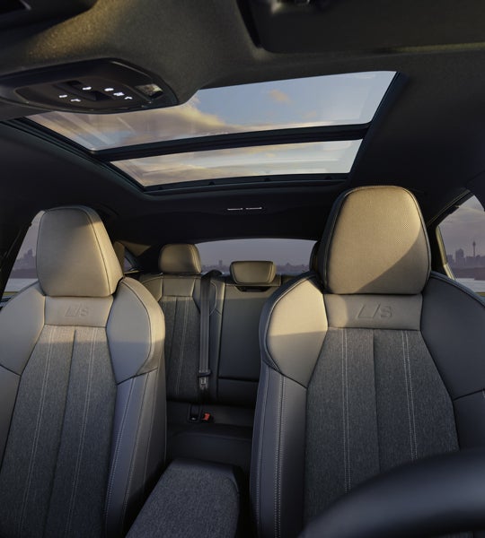 Der Innenraum des Q6 Sportback e-tron aus Perspektive des Cockpits. Im Fokus steht das Panorama-Schiebedach.