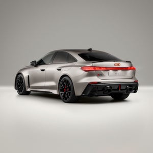 Der Audi RS 5 ist leicht schräg von hinten zu sehen.