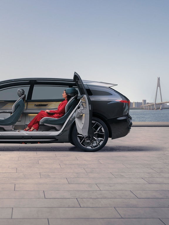 Side view of the Audi urbansphere concept with open swing doors and view of the interior.