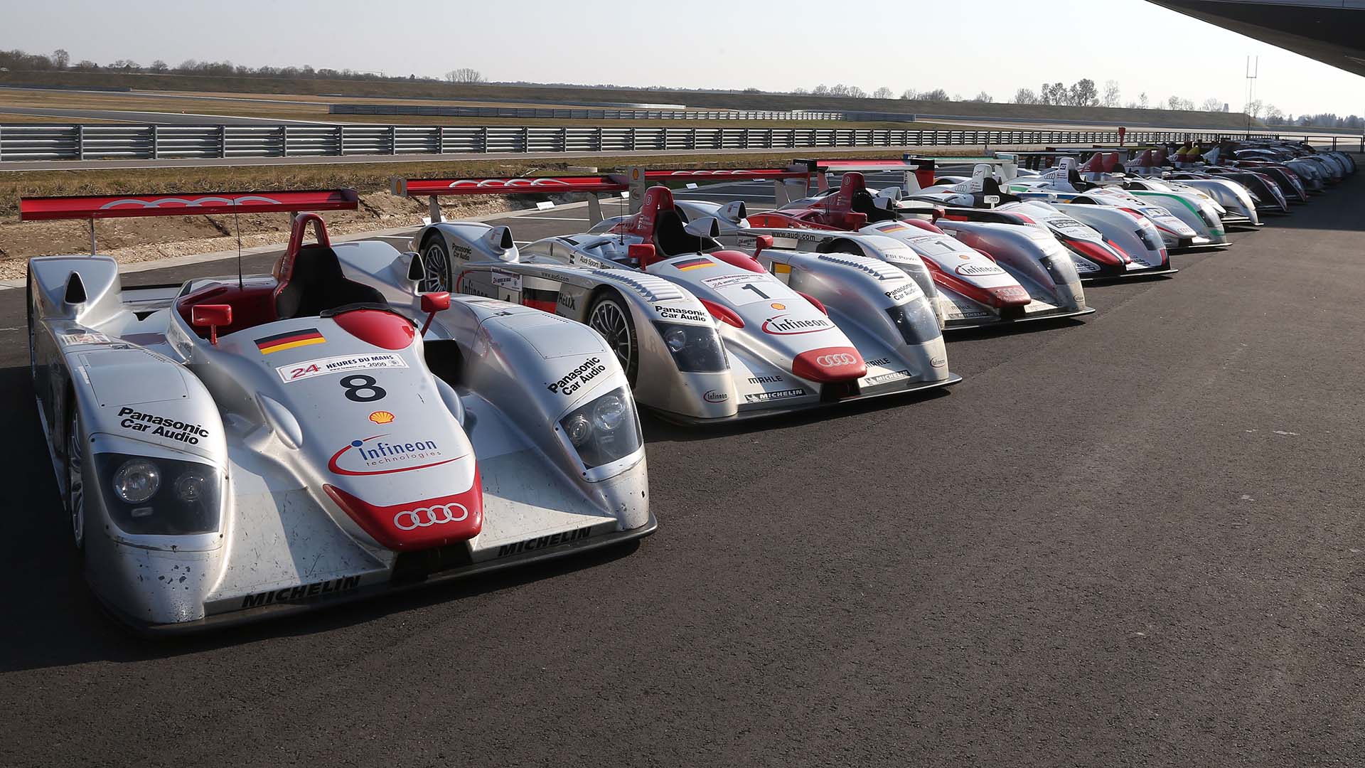 Das Foto zeigt eine Aufstellung der Audi Le-Mans-Rennwagen in Neuburg an der Donau.