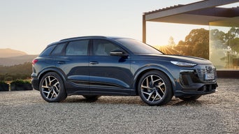 Elektroauto lädt an einer Wallbox