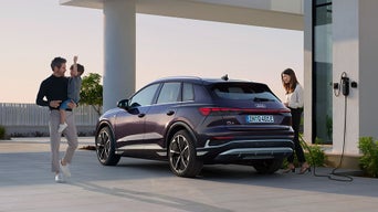 Audi Q4 e-tron lader hjemme