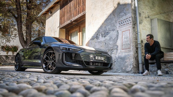 Andreas Caminada in seiner Küche am Schneiden von Gemüse