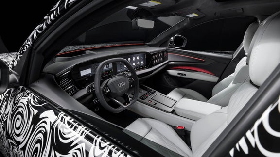 Een blik op het interieur van een bestickerde Audi Q9