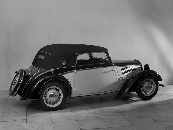 Schwarz-weiß-Aufnahme eines DKW F 5 von schräg hinten