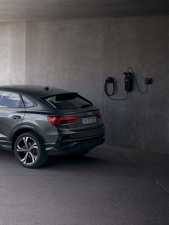 Foto del sistema de carga de un Audi Q3 Sportback TFSIe. 