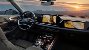 Foto del interior de un Audi con sistema MMI tematizado.