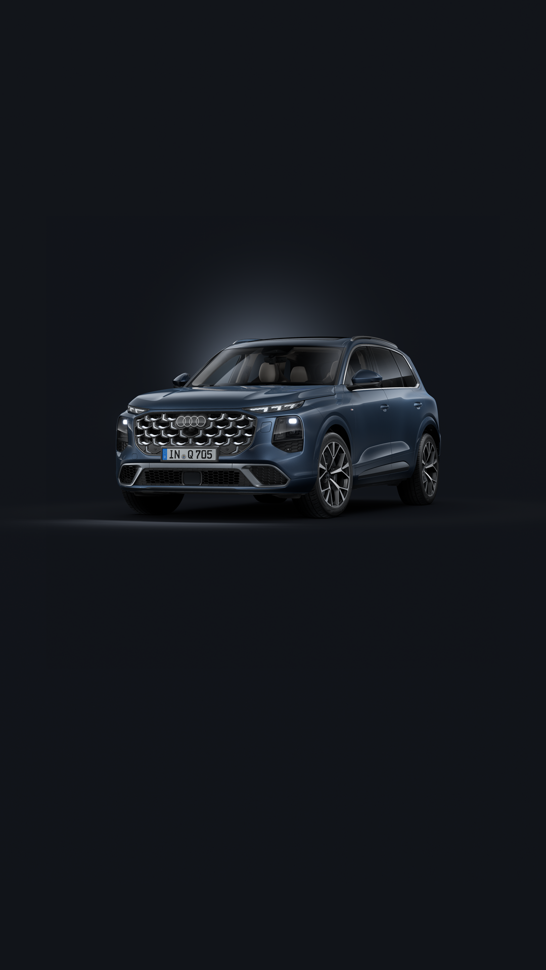 Audi Q7 mot en svart bakgrund.