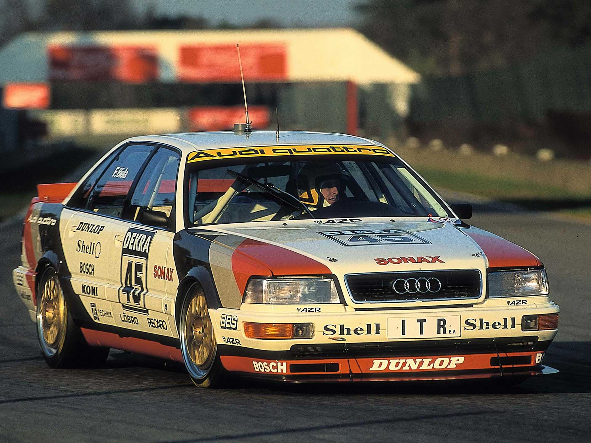 Das Foto zeigt einen Audi V8 quattro-Rennwagen auf der Strecke in Zolder im Jahr 1990.