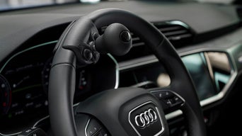 Assistenz am Lenkrad eines Audis.