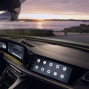 Vy från passagerarsidan i Q5 Sportback. Interaktionslampan syns längst ned på vindrutan.