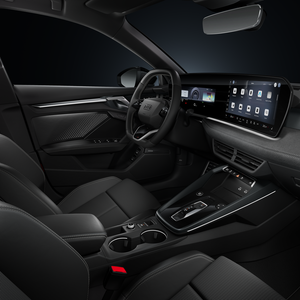 Blick von der Beifahrerseite auf das Cockpit mit Lenkrad, Mittelkonsole, digitale Displays und das Ambiente-Licht.