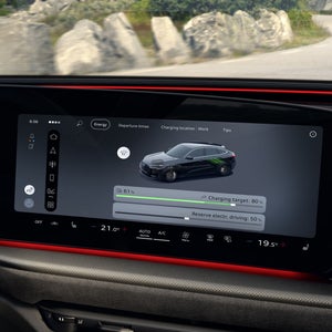 Detailopname van het MMI-display in de cockpit van de Q5 Sportback e-hybrid. Het scherm toont de laadstatus van de auto en de beschikbare reserve.