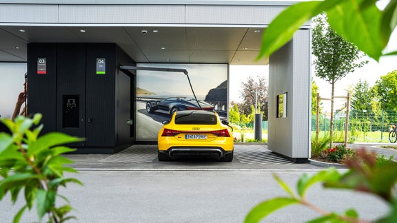 Gelber Audi steht im Audi charging hub München Obersendling
