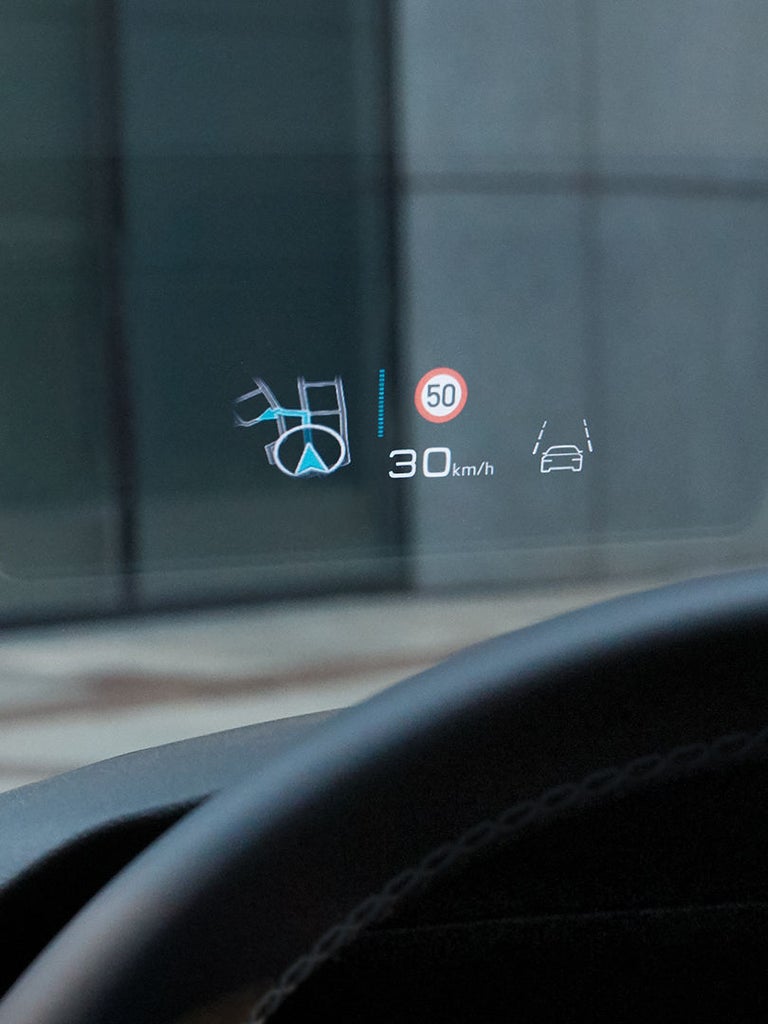 Head-up-Display im Audi S3 Sportback zeigt Navigation, Tempolimit und Fahrspurassistent an.