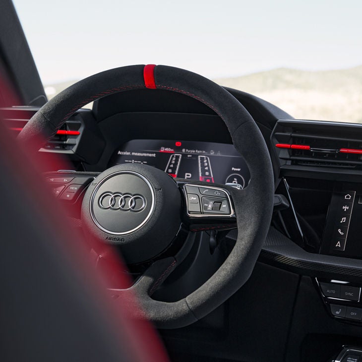 Foto del interior de un Audi RS de noche