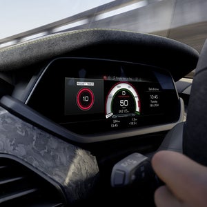 O painel digital de um Audi RS e-tron GT performance exibe a velocidade, o temporizador de aceleração e a autonomia restante durante a condução.