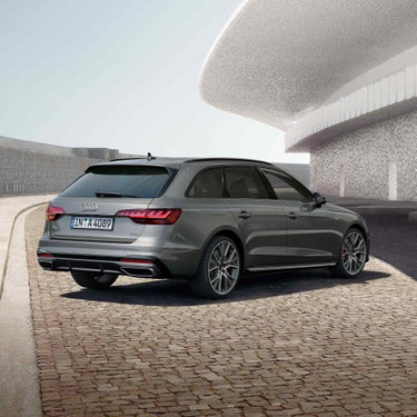 Foto de la parte trasera de un Audi A4 Avant.  