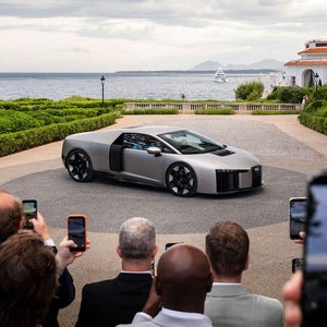 海を見下ろすコート・ダジュールの円形ステージに展示されたAudi Nuvolariと、手前でカメラを向けるゲストたち