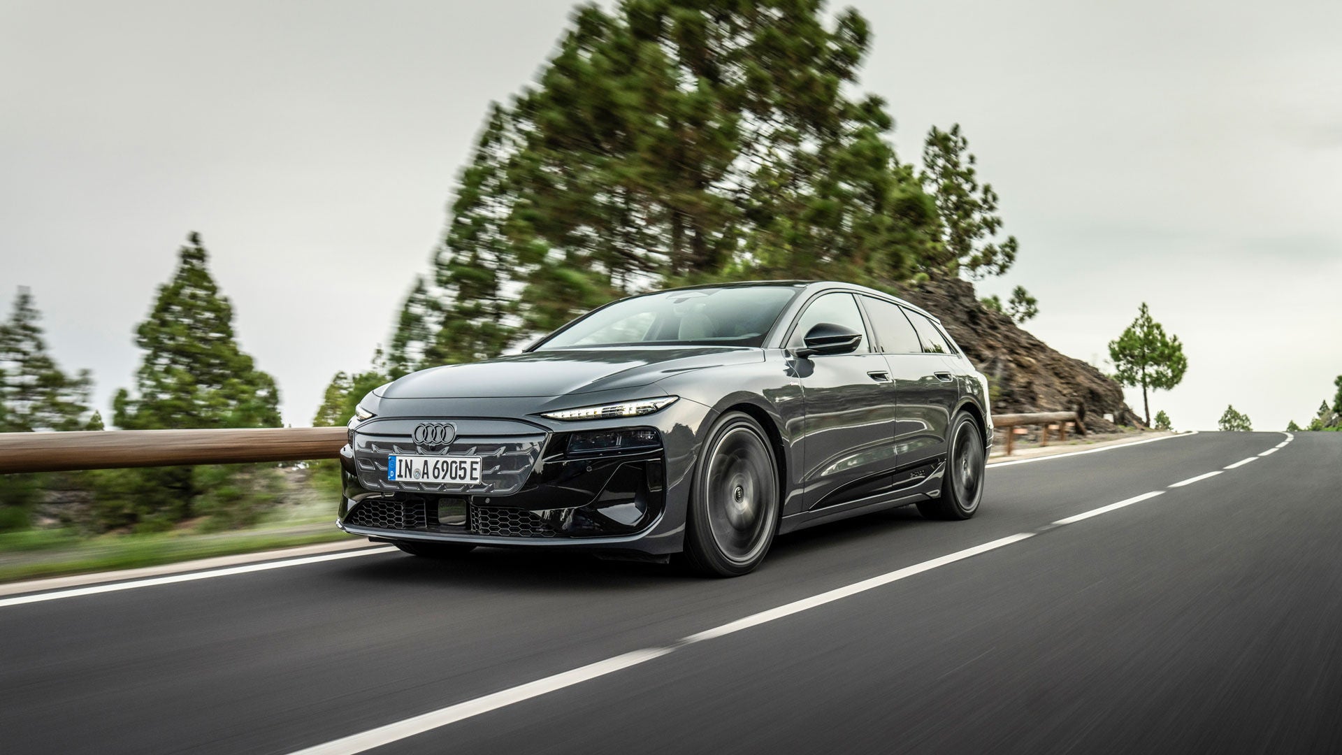 Audi A6 Avant e-tron an einer Ladestation im Sonnenuntergang