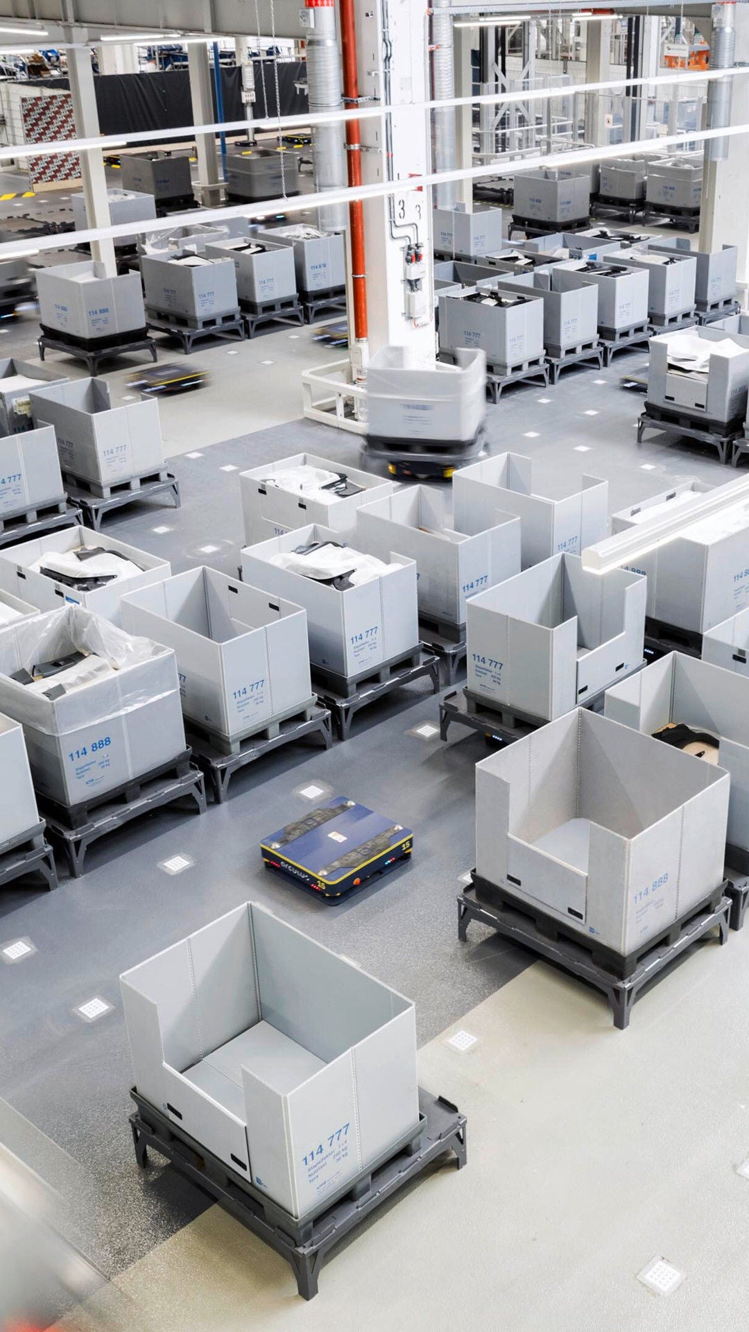 Lager mit automatischer Kistenverteilung durch Roboter