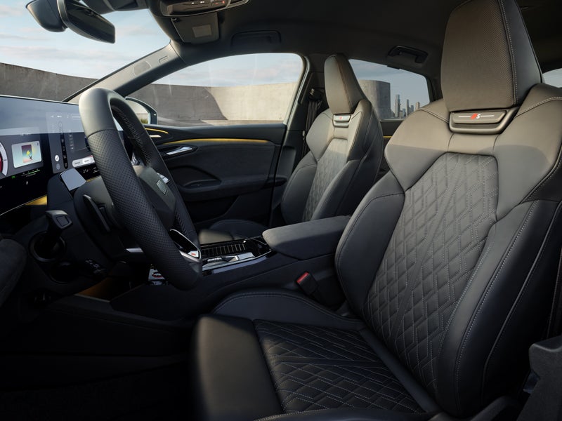 The front two seats of the SQ6 Sportback e-tron from the perspective of the driver's window.