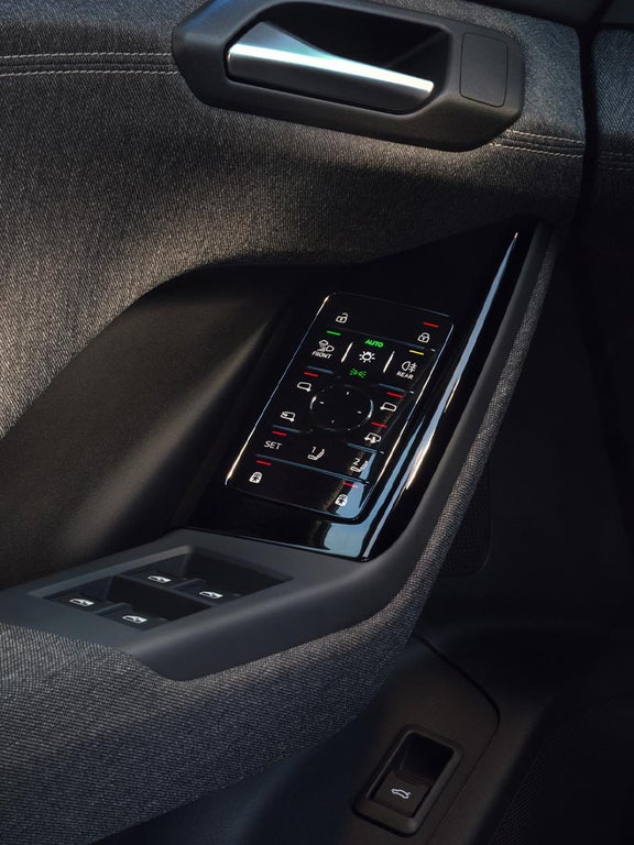 Nahaufnahme der Fahrertür eines Audi Q6 Sportback e-tron mit Fensterhebern und Soft-Touch-Bedienfeld.